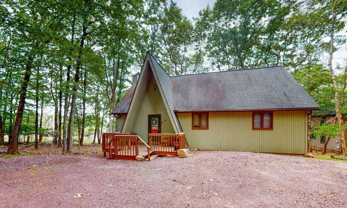 Lake Harmony Estates Casa | Secluded mtn & ski-view home near lake & beach with firepit, fireplace & tennis