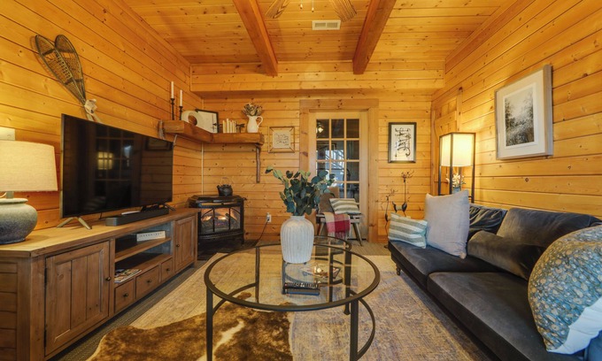 Mars Hill Cabaña | Mtn Views & Fire Pit: Couple's Escape in Mars Hill