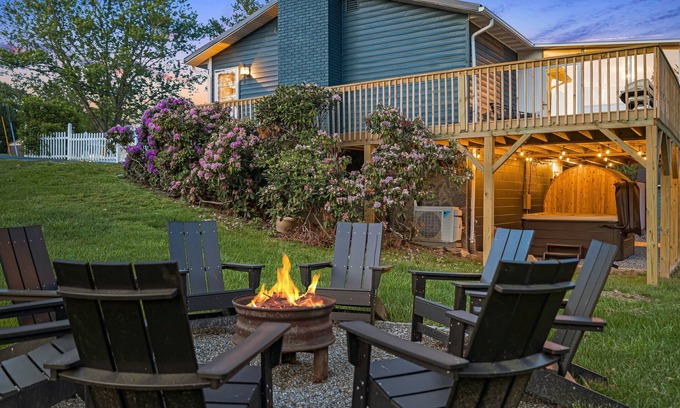 Alexander Casa | Secluded Oasis: 15 Min to DT, Hot Tub, Sauna, GameRoom, FirePit, Dogs Welcome!