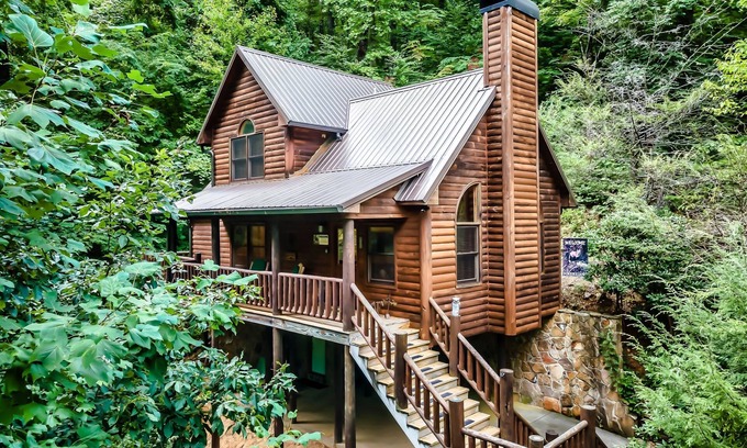 Wears Valley Cabina | 🌞SECLUDED PARADISE🌞 New HOT TUB! Close to GSM/PF/GB🌲