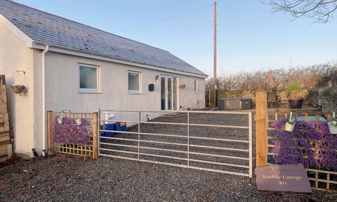 Llangefni Casa | Secluded Private Bolthole on Anglesey with Hot Tub