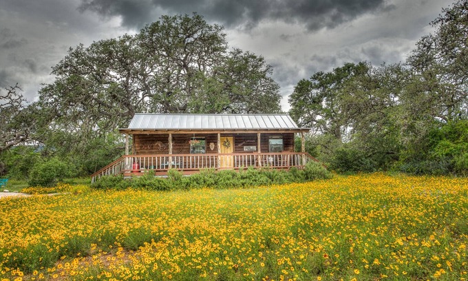 Utopia Cabina | Kat's Kabin @ Four Sisters Ranch, Entre Garner y Lost Maples, ¡Bañera de hidromasaje!