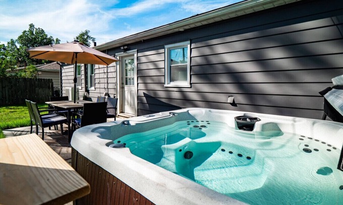 Parma Heights Apartamento | Secluded & Renovated Home With Backyard & Hot Tub!