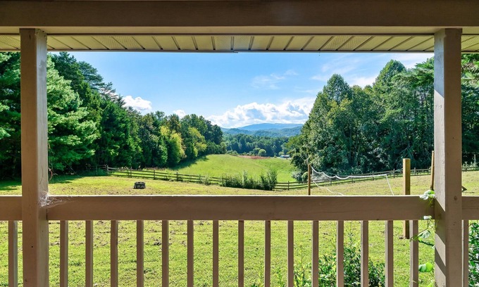 Townsend Cabina | Secluded, renovated, cabin with gorgeous mountain views, firepit, hot tub