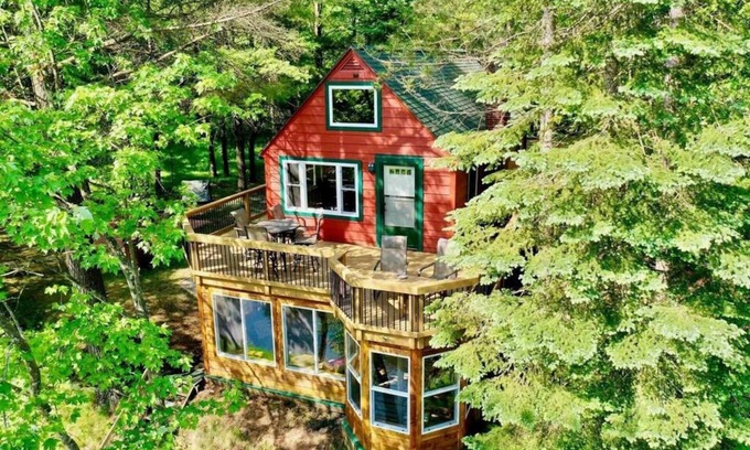 Evart Cabina | Secluded Riverfront Cottage | Sauna, Fire & Kayaks