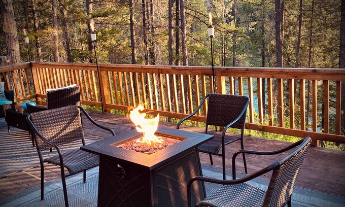 Coram Casa | Secluded riverfront RV 7 Miles from Glacier National Park!