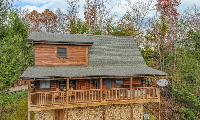 Sevierville Cabina | Secluded*Romantic*Jacuzzi Tub & Hot Tub*Tranquil