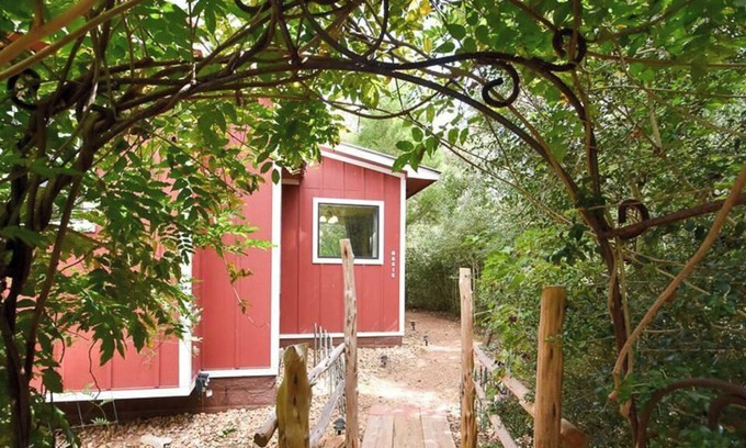 Brenham Cabina | Secluded Romantic Oasis Cabin with Private Hot Tub at Scenic Hill Retreat