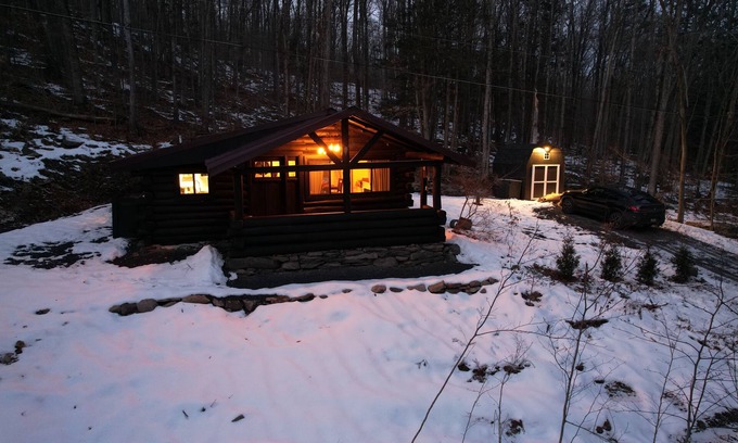 Mount Tremper Cabina | Secluded Rustic Cabin w/ Wood Burning Hot Tub Close to Main Town!