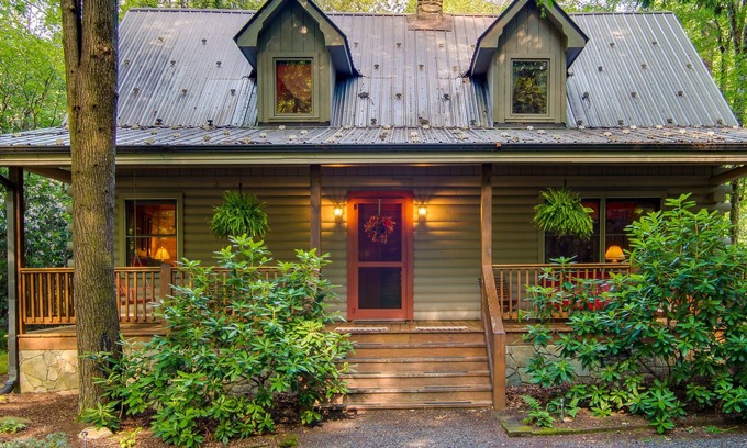 Burnsville Cabaña | Secluded Rustic Cabin On the South Toe River!