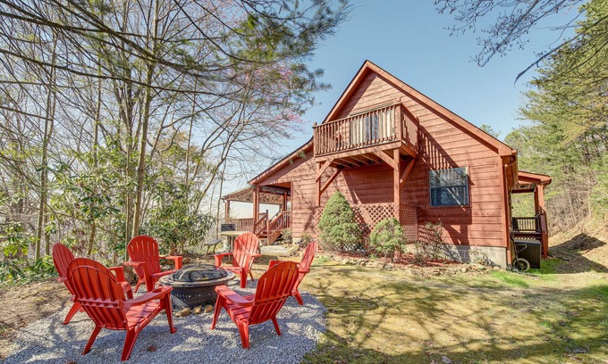 Sevierville Cabina | Secluded Sevierville Cabin: Hot Tub & Mtn Views!