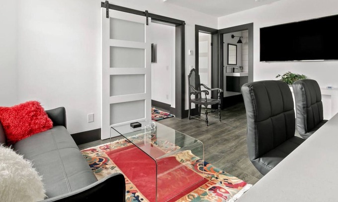 Collingwood Condominio | Secluded Simcoe St. Treasure (91600)