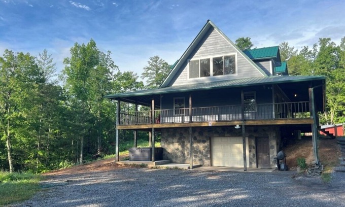 Del Rio Cabina | Secluded Smoky Mountains 3-bedroom home with hot tub, WiFi, AC