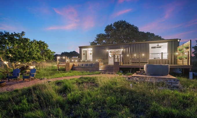 Fredericksburg Cabina | Secluded Soulcation 6 Acres + Private Hot Tub Under the Stars