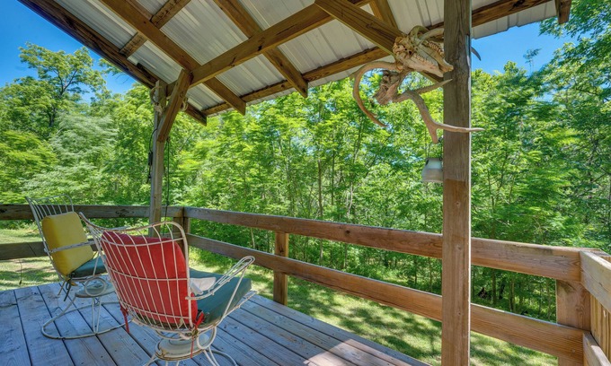 Booneville Cabina | Secluded St Charles Cabin w/ Gas Grill + Fire Pit!