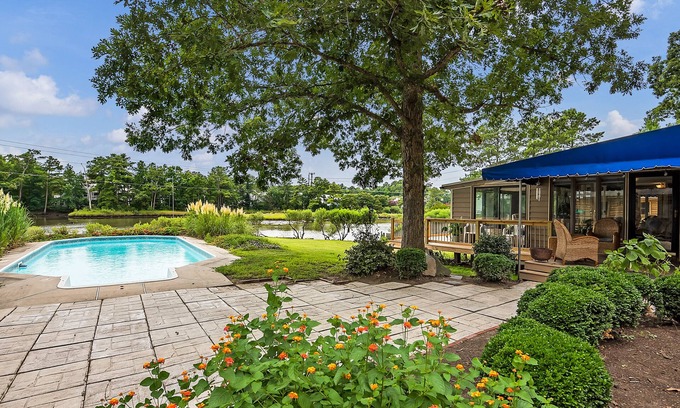 Northeast Virginia Beach Cabaña | Aislado, vistas al agua, piscina privada. 1 milla de la playa