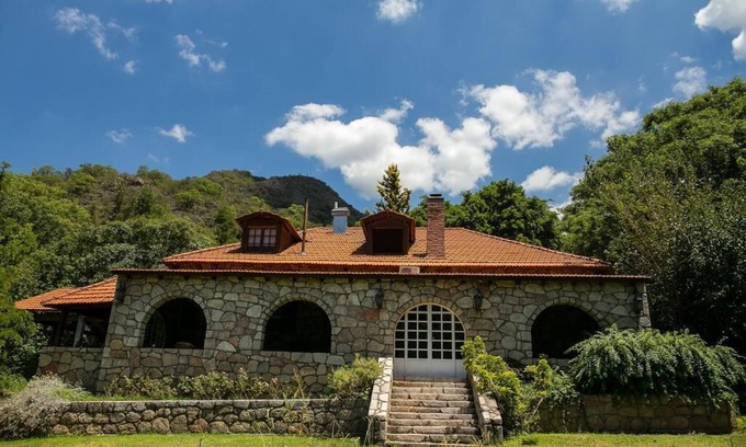 Coneta Cama Y Desayuno | Secluded traditional Argentine Chateau - Near airport/center of town