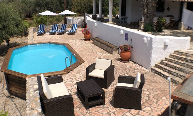 Amaniou Villa | Casa tradicional griega con piscina.