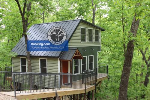 Branson Casa | Secluded Treehouse in the Woods - Tree Hugger Hideaway