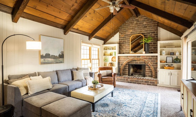 Overland Park Casa | Secluded, updated 4BR, kid friendly, 5 min from restaurants