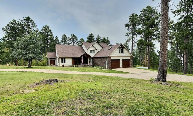 Spearfish Casa | Secluded Wildlife Haven close to Spearfish and Deadwood with Hot Tub and Garage.