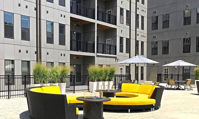 Soulard Apartamento | Second Floor Corner Suite- Queen w/ View (230)