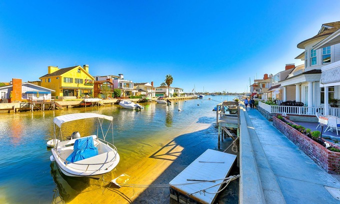 Balboa Island Casa | Second-Floor Waterfront Duplex w/Shared Waterfront Patio & Gas Grill - Dogs OK