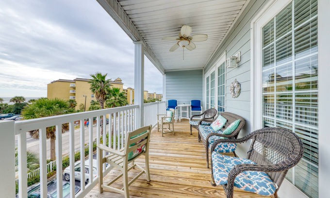 Folly Beach Villa | Villa de segundo nivel frente a la playa con piscina y jacuzzi compartidos, vista al mar y balcón