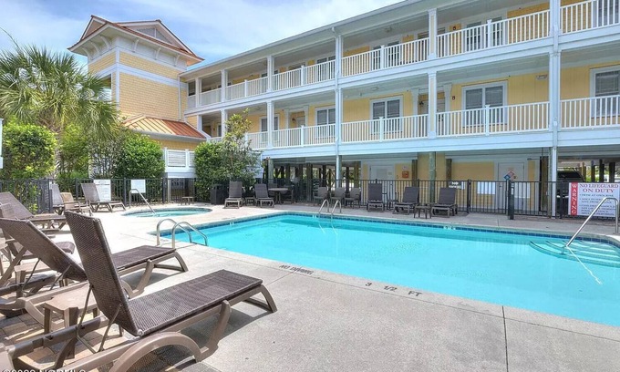 Yaupon Beach Condominio | Second Row Condo with Ocean Views, Pool, and Hot tub