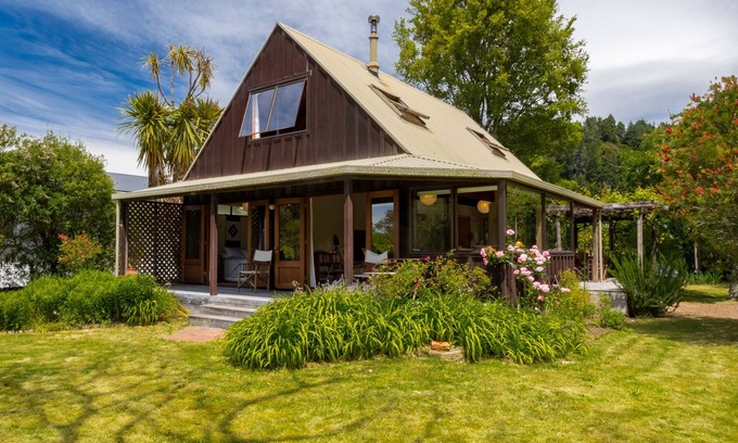 Marahau Casa | Secret Garden Lodge - Marahau Holiday Home