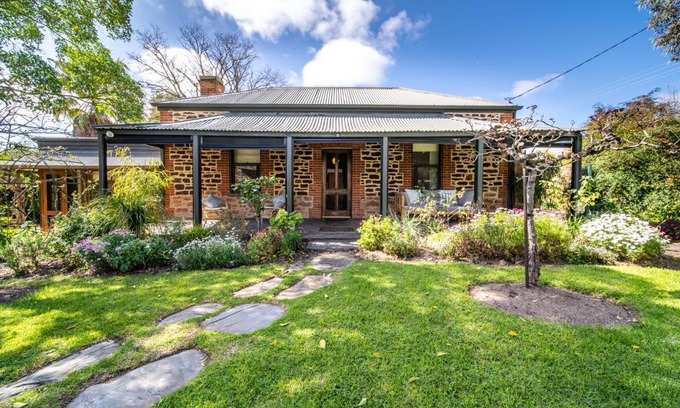 McLaren Vale Casa | Secret Garden - Luxury Cottage - Giant 85inch TV