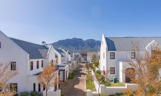 Stellenbosch Apartamento | Secure Golf Course Estate Lodge Living with a Winery, Restaurants, Views