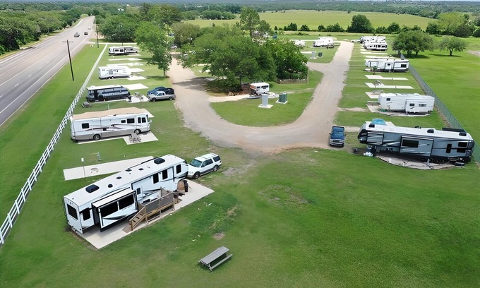 Lee County Alquiler De RV | Secure & Paved RV Parking Spot with Full Amenities - Affordable