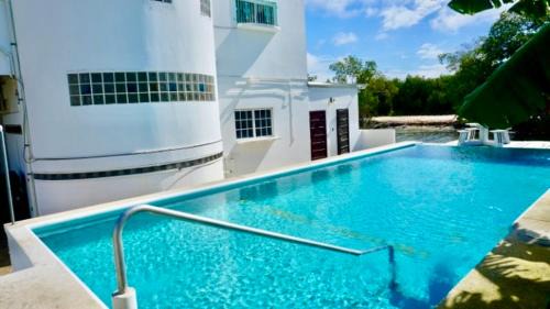 Belize City Apartamento | See Belize RELAXING Studio with Sea View Infinity Pool & Overwater Deck