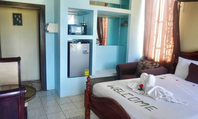 Belize City Casa | Vea Belice TRANQUILO Estudio con vista al mar, balcón, piscina y terraza sobre el agua, segundo piso