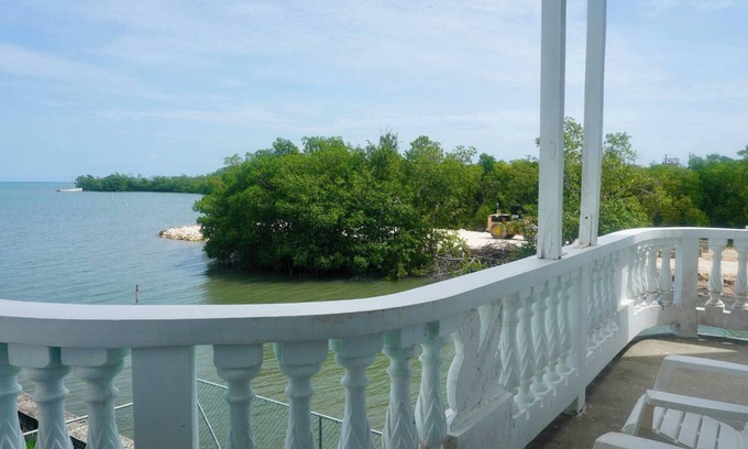 Belize City Apartamento | Apartamento de 2 habitaciones junto al agua con vista al mar y piscina