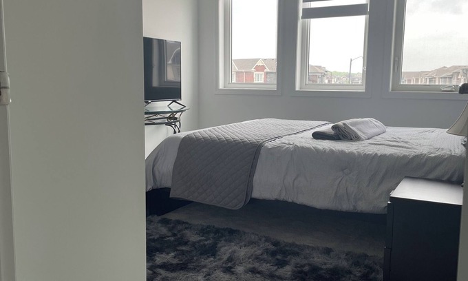 Kitchener Casa | See Plaza and 15 minutes to Golf course,Waterloo Uni,College,401, 1 hr to CN