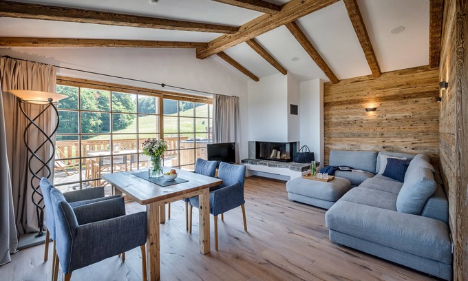 Frasdorf Apartamento | Seeleben-chalet-suite 100qm, 2 Schlafzimmer, Wohnraum mit Küche, Kamin und Bad mit Sauna, Terrasse mit Whirlpool