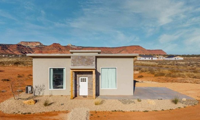 Kanab Casa | Sego Lily Loft I Near Zion l Pool I Pet Friendly