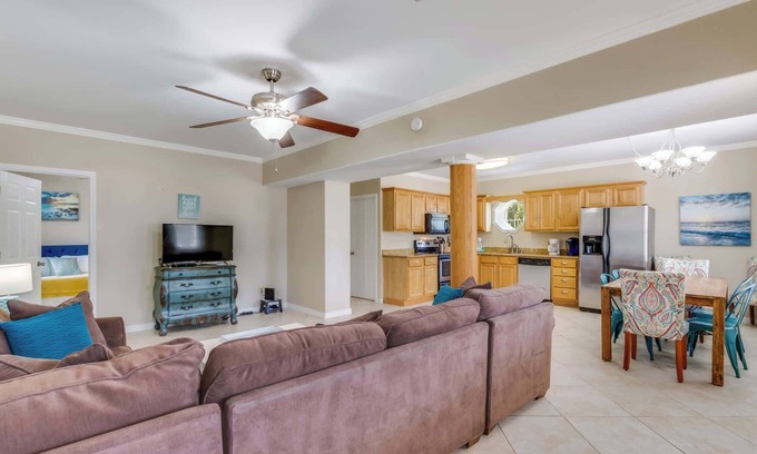 Gulf Shores Casa | Sel De Vie Lower level, 2 BR, sleeps 8, dog friendly