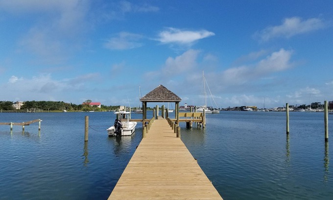 Ocracoke Condominio | Los sueños se hacen realidad: relájate en la terraza cubierta y disfruta de la brisa