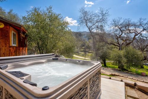 Yosemite Forks Casa | Selah Cabin- Dog Friendly/BBQ/Level 2 EV Charger