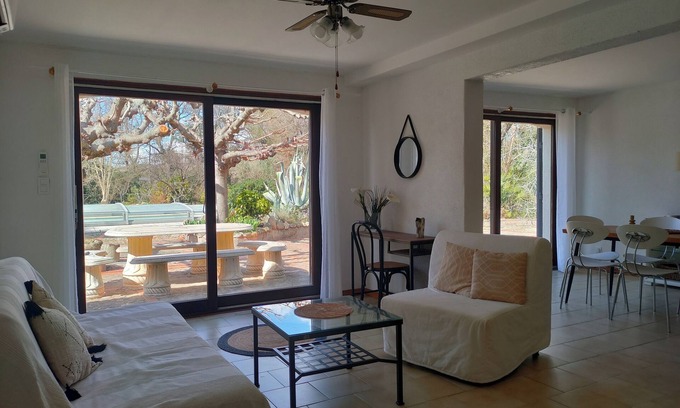 Montesquieu-des-Alberes Apartamento | Self-catering 2-bedroom apartment with pool and garden