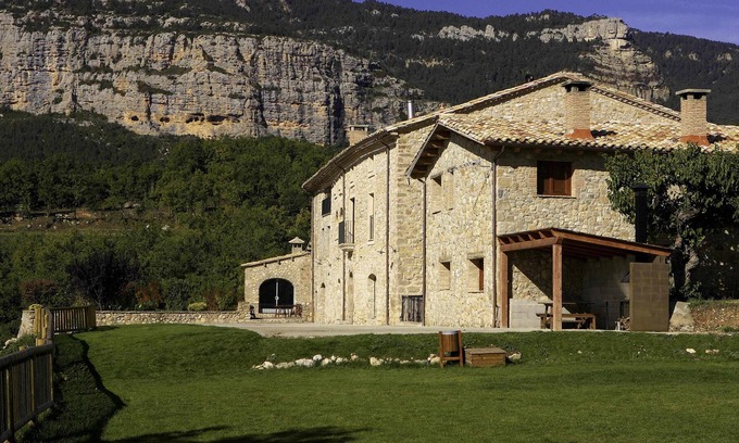 Lladurs Casa | La Fusteria: Masía para 6 pax con piscina cubierta climatizada comunitaria