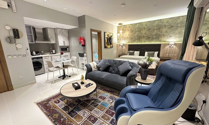 Jeddah Apartamento | Self Check-in Luxury Studio near to airport with HotTub, WiFi & 75" Smart TV