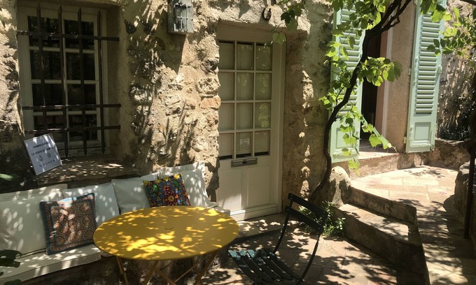 Auribeau-sur-Siagne Apartamento | Self-contained room in a medieval village. Charm and silence near Cannes.
