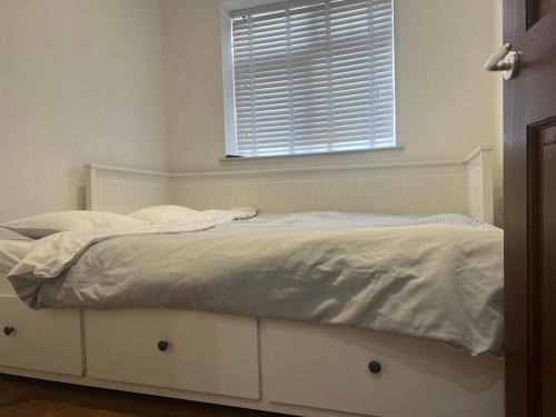 Manor Casa | Self contain studio with room, double bed, kitchen