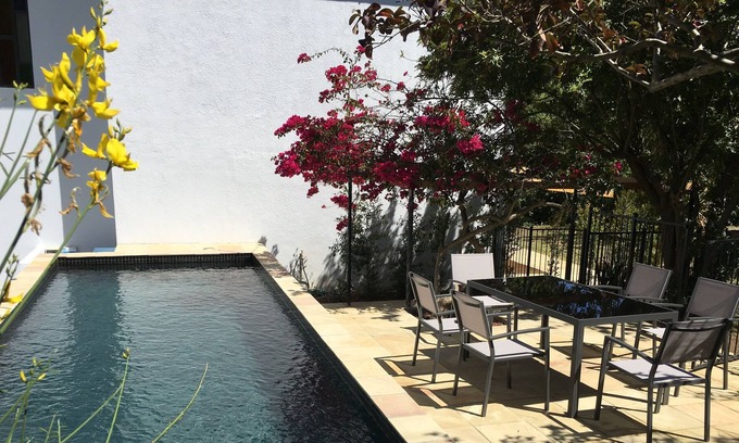 Stellenbosch Villa | Alojamiento de lujo de 4 dormitorios con piscina en Villa Honeysuckl