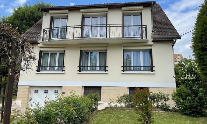 Le Pecq Apartamento | Self-contained apartment on 1st floor of a detached house
