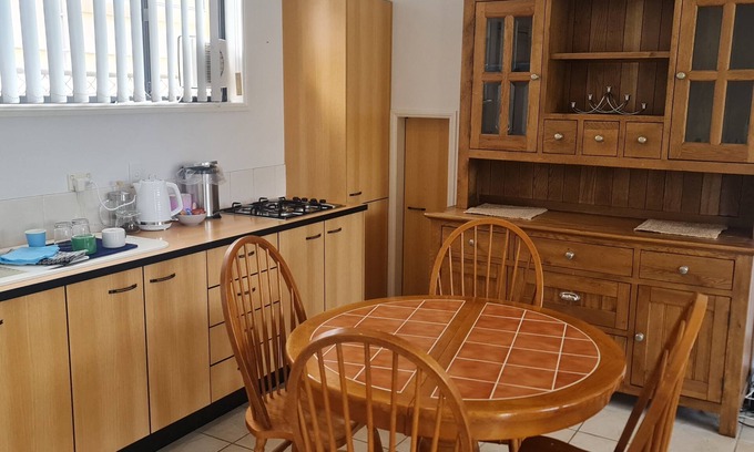 Wynnum Apartamento | Self contained bayside unit close to waterfront, markets and Wynnum & Manly CBD